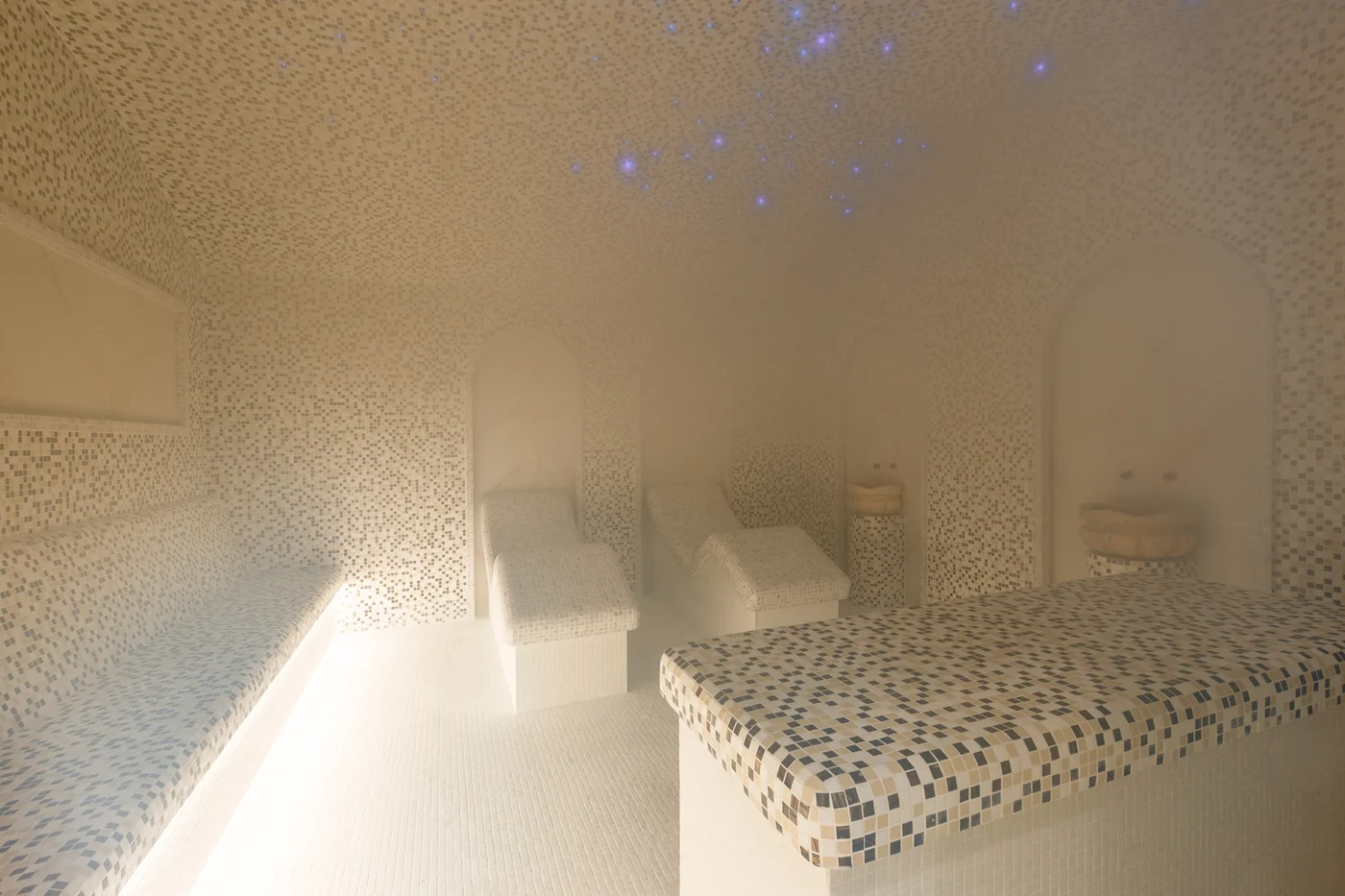 Хаммам с мозаичными лежаками в SPA-комплексе «Лазурь» в Адлере