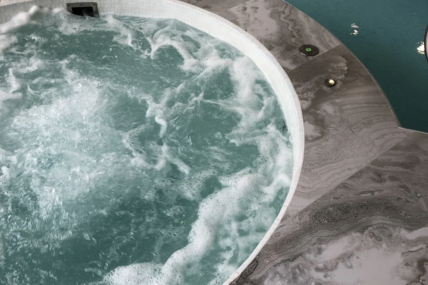 Джакузи с гидромассажем в SPA-комплексе «Круиз» в Адлере